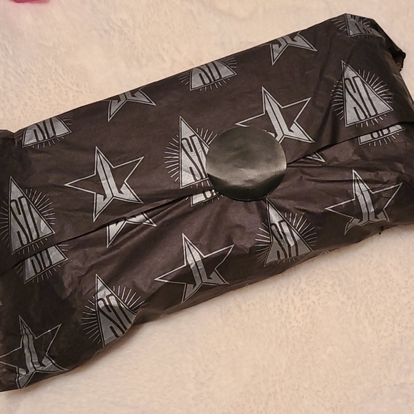 Jeffree Star Conspiracy palette - Picture 1 of 1